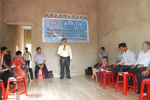 Protestant Representative Committee presents charitable houses to poor families in Binh Phuoc