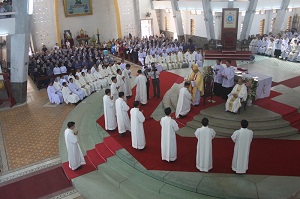 New priests and deacons ordained in Hue Archdiocese