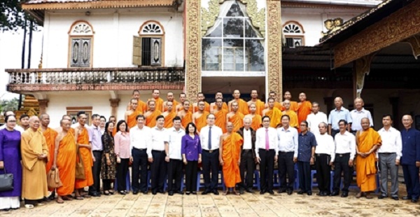 Fatherland Front leader visits Theravada Buddhist institute