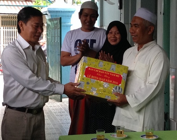 Southwest Steering Committee delegation meets with Islamic Cham people in Tien Giang during Roya Haji festival