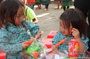 Catholic Parish in Lao Cai presents gifts to children on occasion of Full-Moon Festival