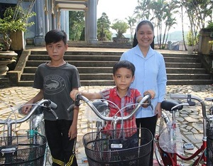 Thanh Hoa Caritas presents gifts to Muong ethnic children