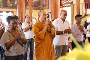 Cuban Ambassador to Vietnam visits Ba Vang pagoda