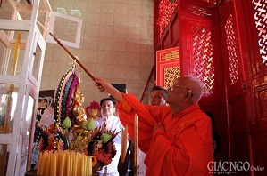 Offering tribute to Bodhisattva Thích Quảng Đức in Thailand