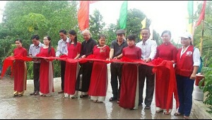 Buddhist followers contributes to build rural bridges in Dong Thap