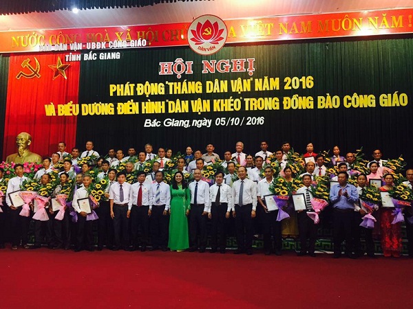 Bac Giang honors outstanding Catholics on mass mobilization