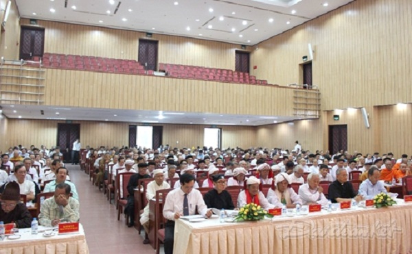 Conference on Resolution of 12th Party Congress held for Southern religious representatives 