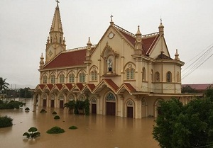 Religious groups support flood-hit families in Quang Binh