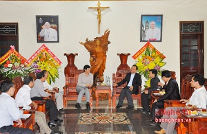 Nghe An provincial authorities extend congratulation to Vinh Diocese on occasion of priesthood ordination and hosting of youth festival