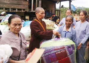 Buddhists in Ha Noi send relief to flood-hit victims in Quang Binh