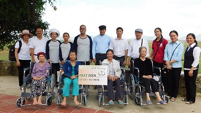 Caritas of Phat Diem Diocese presents wheelchairs to people with disabilities