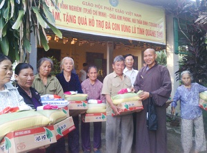 Quang Binh province: Buddhist group brings relief to flood victims 