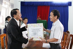 Protestant Church in Quang Nam presents Christmas gifts to psychiatric patients 