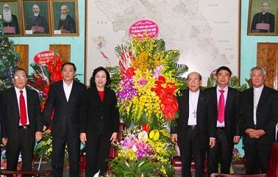 Hanoi authorities congratulate parishioners on Christmas