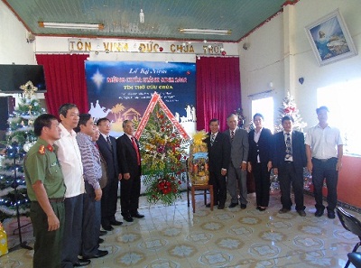 Kon Tum Party leader extends Christmas visit to Kon Tum Cathedral