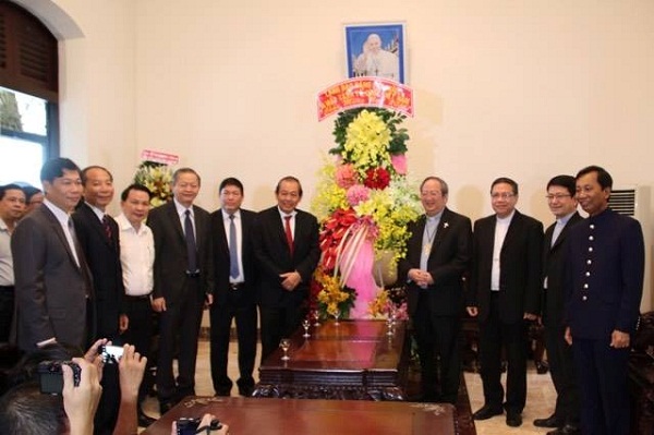 Deputy PM pays Christmas visit to Catholic and Protestant communities in Ho Chi Minh City 