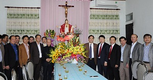 Ha Tinh province: Party official extends Christmas visit to Catholic deanery