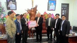 Quang Binh provincial authorities send Christmas wishes to Vinh Diocese 