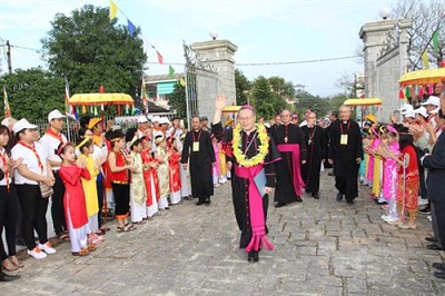 Enthronement held for new Archbishop of Hue Archdiocese