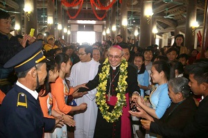 Vatican Archbishop visits Catholic parish in Thanh Hoa Diocese 