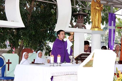 Catholic parishes in Tien Giang prays for ancestors