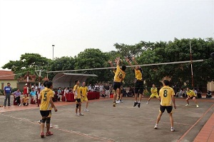 Commune-level authorities and Catholic parish in Quang Binh contest in friendly volleyball match