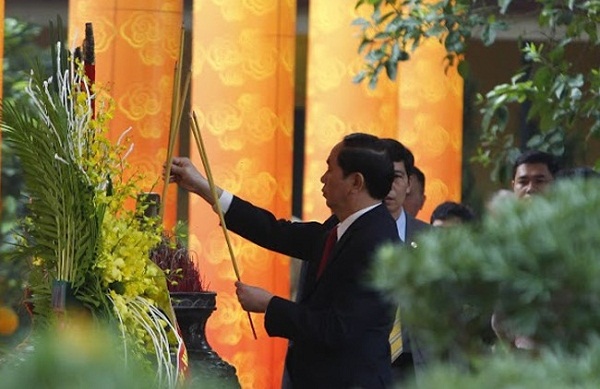 President offers incense at imperial citadel in Hanoi