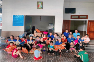 Youth Buddhist club in Ha Tinh presents gifts to children