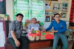 Religious Committee in An Giang pays visit to Buddhist nun on War Invalids and Martyrs Day