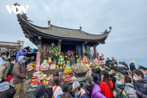 Thousands of visitors descend upon Yen Tu spring festival