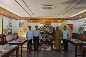 Government Religious Committee leader extends Vesak celebrations to Buddhist dignitaries in Hai Phong, Nam Dinh