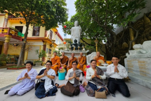 Lao Consul General delegation pays visit to Tam Bao Pagoda in Da Nang city