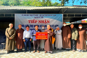 Buddhist Sangha Chapter in Vinh Long sends supports to disadvantaged people in Nghe An