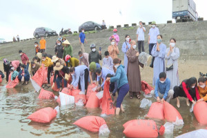 Buddhists in Ha Tinh releases fish to Mac Khe dam