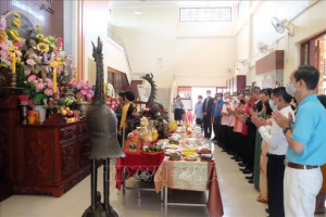 Vietnamese in Thailand offer incense to commemorate President Ho Chi Minh