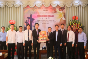Government religious committee leader pays Easter visits to Christian organizations in Hanoi