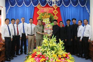 An Giang authorities extend congratulation to Tu An Hieu Nghia Faith on founding anniversary