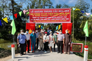 Long Phuoc pagoda in Tien Giang inaugurates rural bridge and presents gift sets to locals