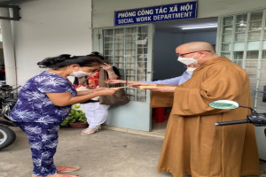 Long Hoa Pagoda presents supports to patients in Ho Chi Minh City’s Oncology Hospital