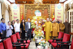 GCRA chairman Vũ Hoài Bắc extends congratulation to VBS’s 43rd founding anniversary