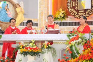 Catholic parishes hold Confirmation masses for Catholic youth in Tien Giang