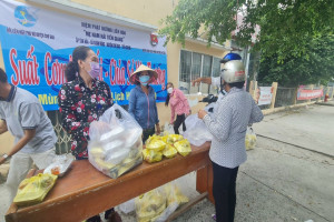 Buddhist center in Tien Giang offers 2000 free meals to poor locals