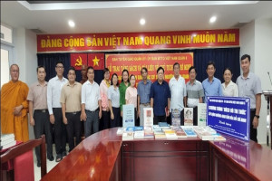 400 books & documents about President Hồ Chi Minh presented to religious establishments in Ho Chi Minh city