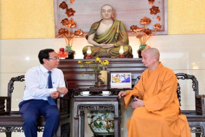  HCM City leaderl extends Tet greetings to religious establishments