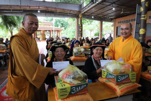 VBS’s central subcommittee on ethnic Buddhists presents support supplies to E-de ethnic groups in Dak Lak