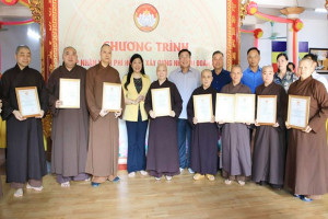 Buddhist monks, nuns in Hanoi donate money to build houses for the poor