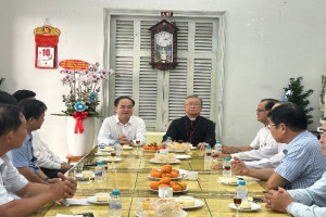 Deputy Minister of Home Affairs Vũ Chiến Thắng pays pre-Christmas visit to Can Tho Diocese