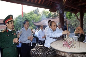 President offers incense to legendary ancestors of Vietnam