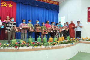 Giac Hoang pagoda in Binh Duong presents gifts to the poor on occasion of Vu Lan Festival