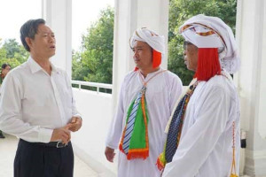 Religious dignitaries & elite people in Binh Thuan play active roles in mass mobilization work